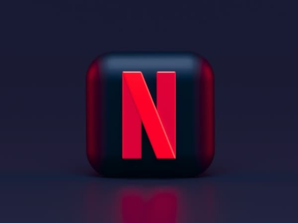 手机上的 Netflix 界面